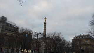 支柱で目立つ広場