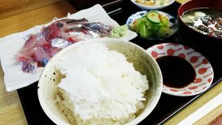 走水神社入り口にある地魚の食べれる大衆食堂