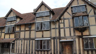 当時の服装をしたガイドさんが案内