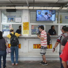 観光客は、ここで入場料を支払います。１００バーツです。