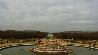 宮殿の裏手に広がる広大な庭園