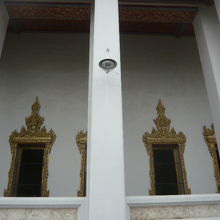 ワット･ポーの仏堂の側面の様子です。高さが高い建物です。