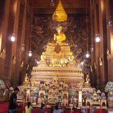 ワット･ポーの仏堂の内部の様子です。黄金色の内部と信者の様子