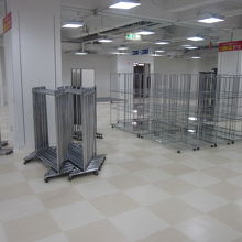 営業終了一週間前の店内。撤去完了、といったブースも…。