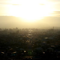 窓の近くに立ち右に視線を向ければ山並みが写る