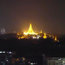 遠くにシュエダゴンパゴダ