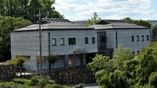 石棺のような建物