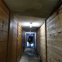 通路の屋根が腐って一部落ちてました、危険！