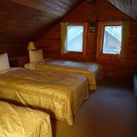 夜、屋根に当たる雨の音で眠れなかった。