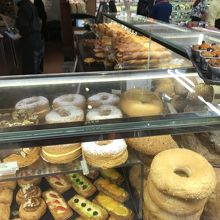 パン屋さんあり。惣菜パン普通に美味しかった