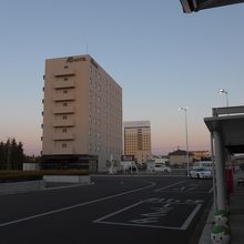 駅前広場と駅前ビジネスホテル