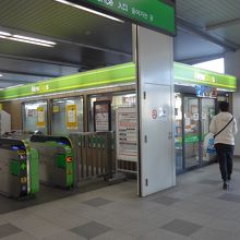 駅構内のコンビニショップ