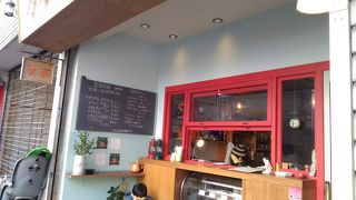 サンドイッチ店だが昼飲みもできる