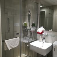 シャワーブースは、ガラス扉で区切られている