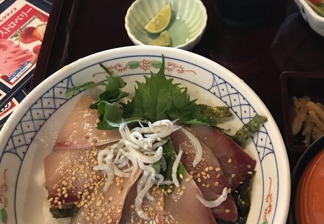 ブリ漬け丼が新鮮で美味い