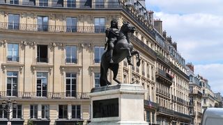 ルイ14世が出迎えてくれます