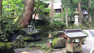 岩の上の観音像