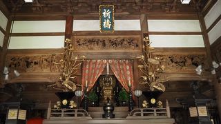 欄間(？)の木彫りが見ごたえある