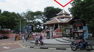 どこの国でも旅の始まりは観光案内所なのねー