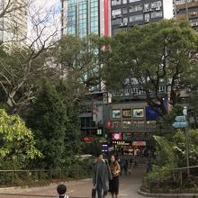 公園正面出入り口 急な坂で息子が転げ落ちそう汗