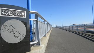 親柱にかわいいイラストが彫られています