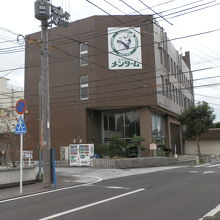 近江兄弟社の本社です。1階にメンターム資料館があります。