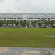 王宮前広場の様子です。広く、芝生が緑で、とてもきれいです。