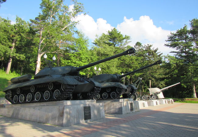 兵士の像や戦車の屋外展示