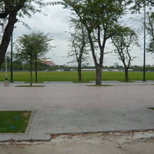 王宮前広場の周囲には、散策に適した広い道があります。