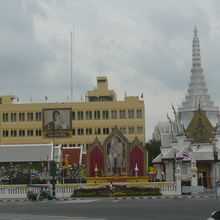 王宮前広場の東側には、政府関係機関の建物が有ります。