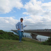 池間大橋をバックに