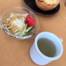 サラダ、パンスープセット