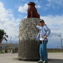 シーサーの前で