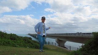 橋を歩いて渡る人と遭遇！