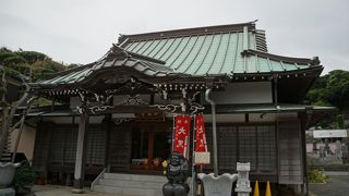 本堂の前に大黒の像があって