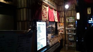 注文してから揚げるので少し待たされるが、揚げたて熱々の鶏唐揚げが旨くて安い