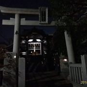 神楽坂の路地の中にある階段だらけの小さな神社だが地名の由来だという