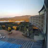 少し湾曲したフォルムのホテルです。