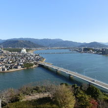 架かる橋は「舞鶴橋」唐津城と「虹の松原」を結んでいる橋です。