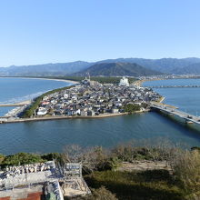 松浦川の河口部です。左側が唐津湾、右側が松浦川です。