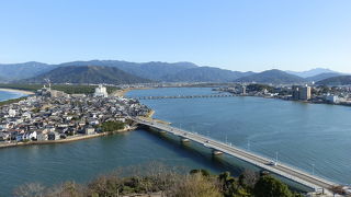 舞鶴橋を唐津城天守閣から眺望するとダイナミックです