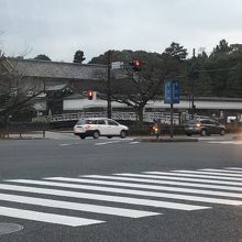 白山通りの突き当たりここから左右に皇居の外苑