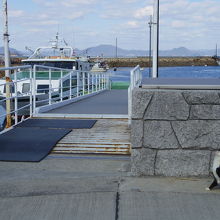 真鍋島に乗って来た船と猫
