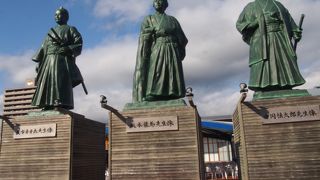 高知駅前の広場に