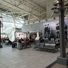 駅舎にいた多くの人は台鐵利用者、高鐵利用者はこの通り