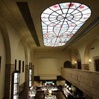 ビュッフェレストランの天井は素敵なステンドグラスが。