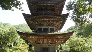 未完の三重塔をもつ古刹