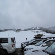 駐車場の前はゲレンデ