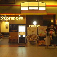 吉野家の入口の様子です。お客様が、料理の内容を見ています。