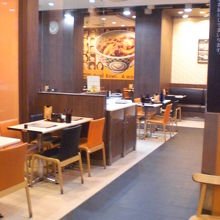 店舗の入口です。空いていますが、混むのはいつでしょうか？